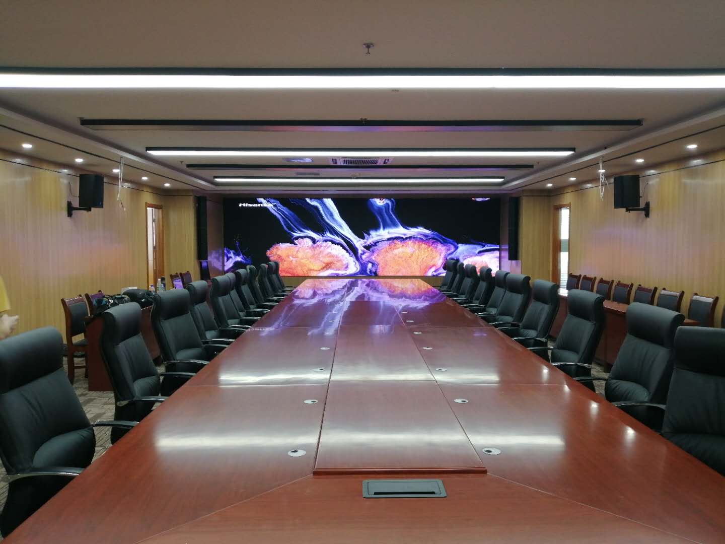 濰坊某事業(yè)單位音、視頻會(huì)議集成項(xiàng)目完工，會(huì)議辦公、音響系統(tǒng)、1.2小間距顯示系統(tǒng)完美融合